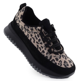 Scarpe sportive in pelle su una piattaforma leopardata. Black Vinceza 66836 Isolamento