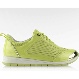 Scarpe sportive con un piatto verde Y621