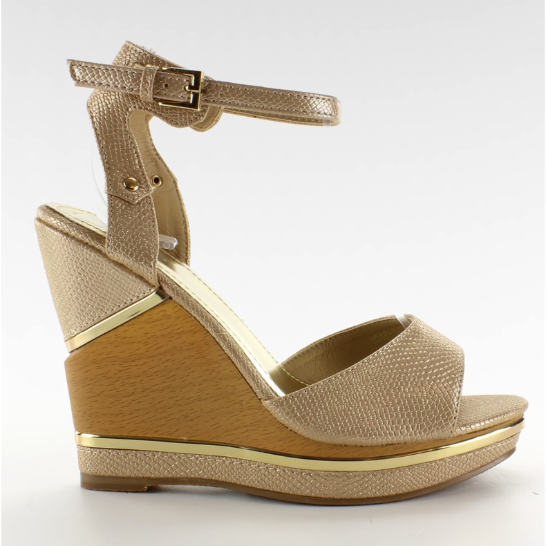 Eleganti sandali con zeppe alte marrone