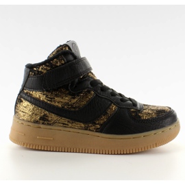 Scarpe sportive per bambini isolate in oro marrone
