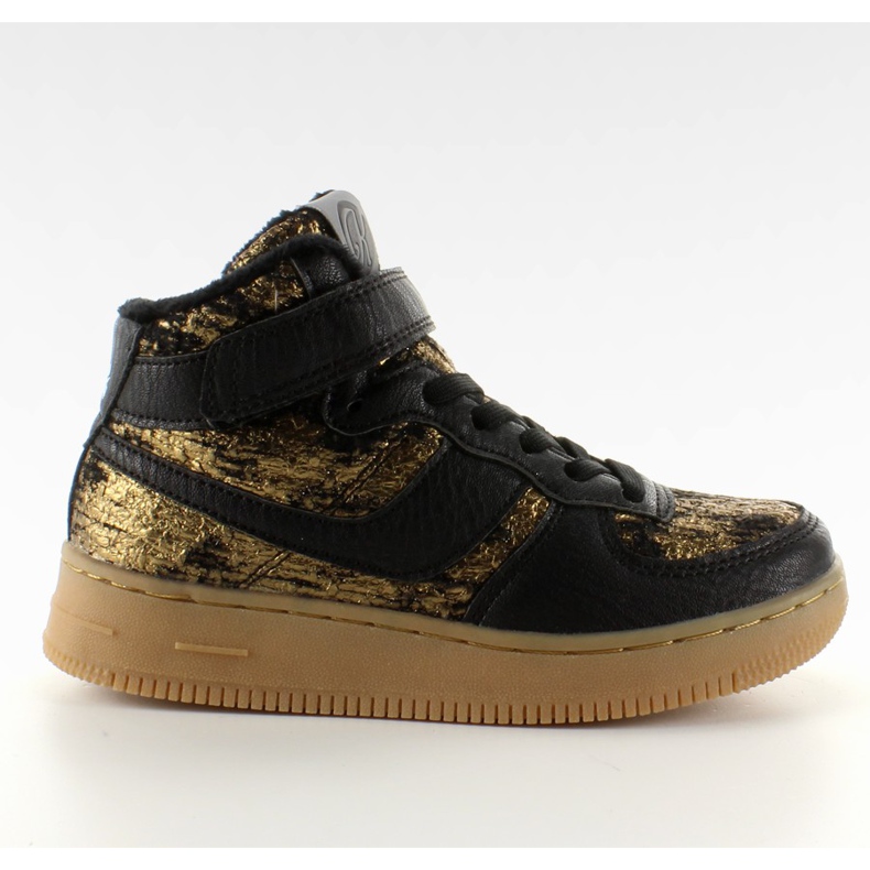 Scarpe sportive per bambini isolate in oro marrone