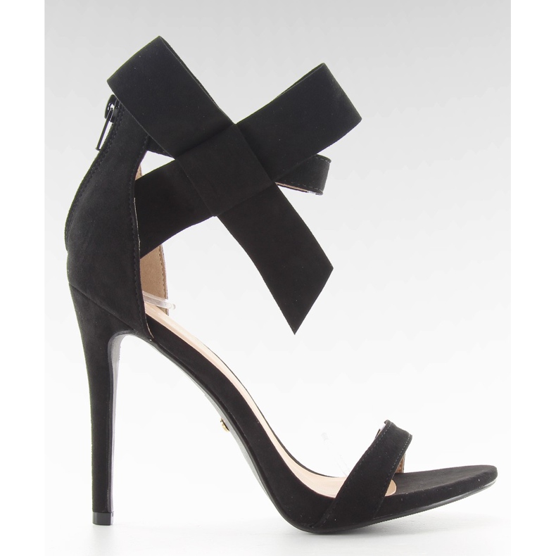 Sandali neri su spilla con fiocco nero