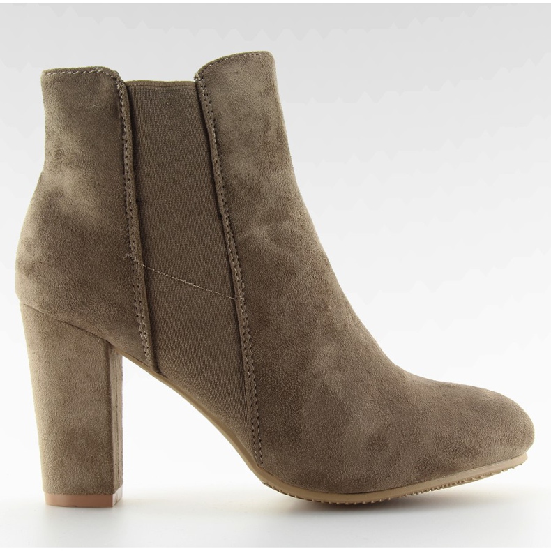 Stivali isolati sui talloni beige kaki