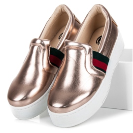 Kylie Slipon sulla piattaforma rosa