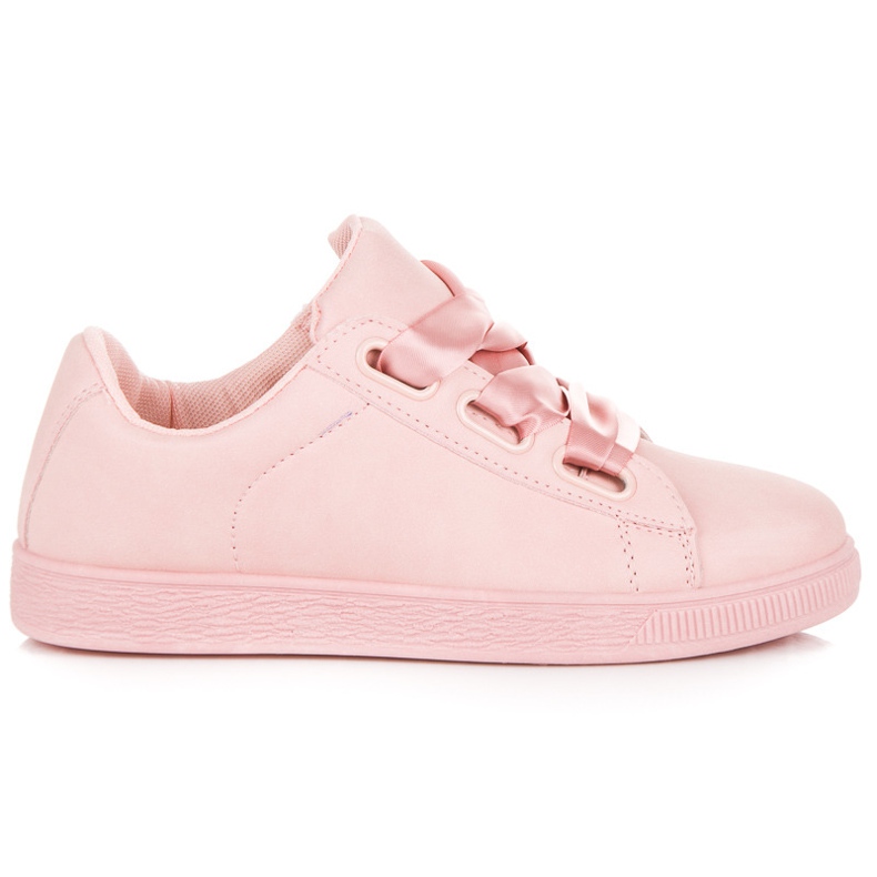 Sneakers alla moda con un nastro rosa