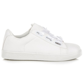 Sneakers alla moda con un nastro bianca