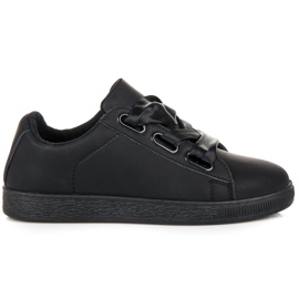 Sneakers alla moda con un nastro nero