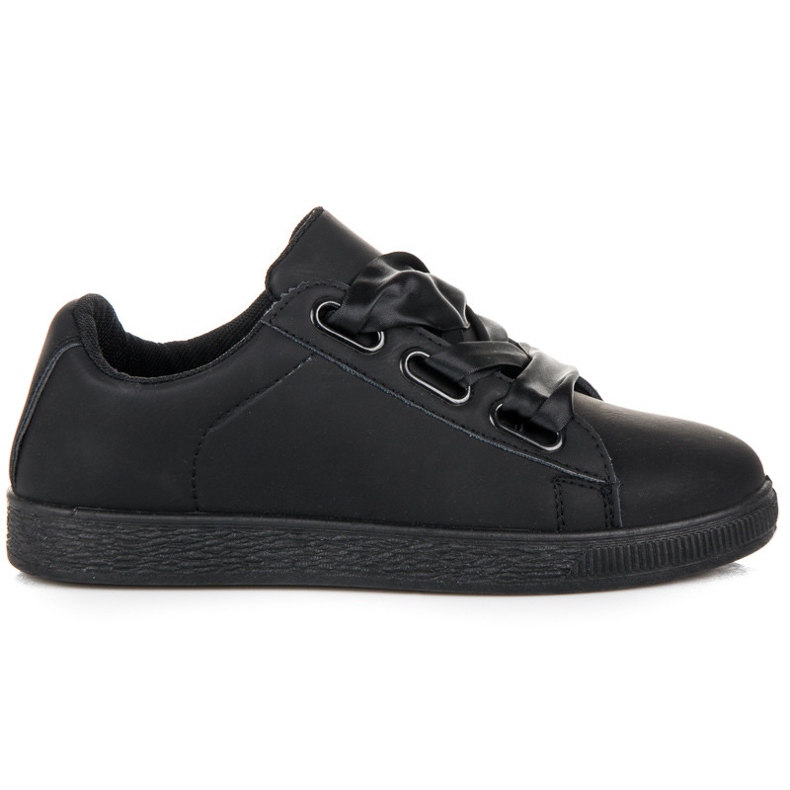 Sneakers alla moda con un nastro nero