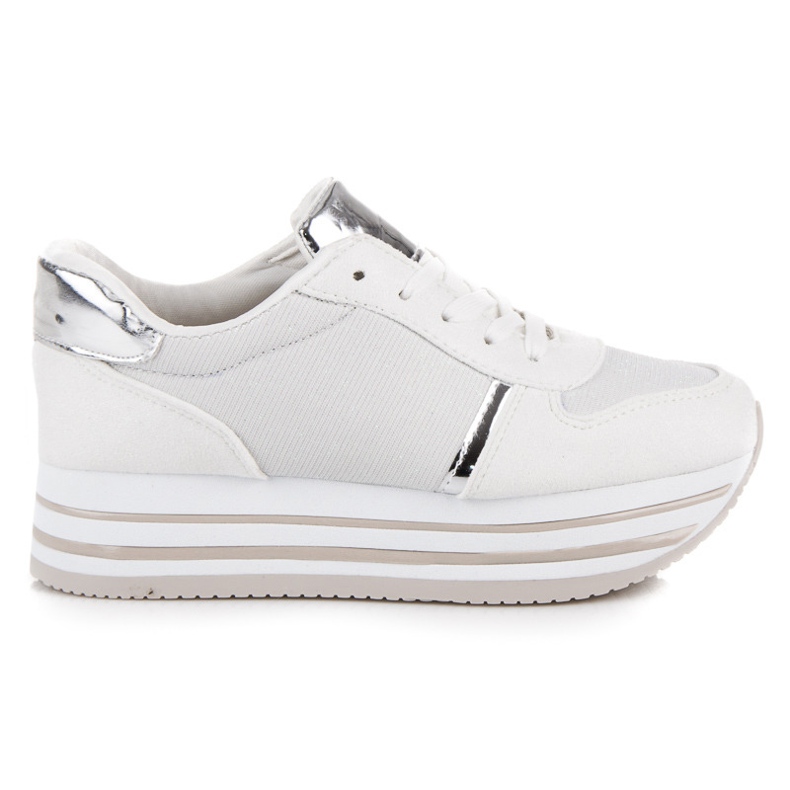 Scarpe sportive sulla piattaforma bianca