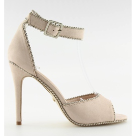 Eleganti sandali su uno stiletto beige beige