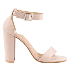 Sandali classici su un bar beige