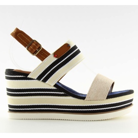 Sandali beige su una zeppa D-37 beige