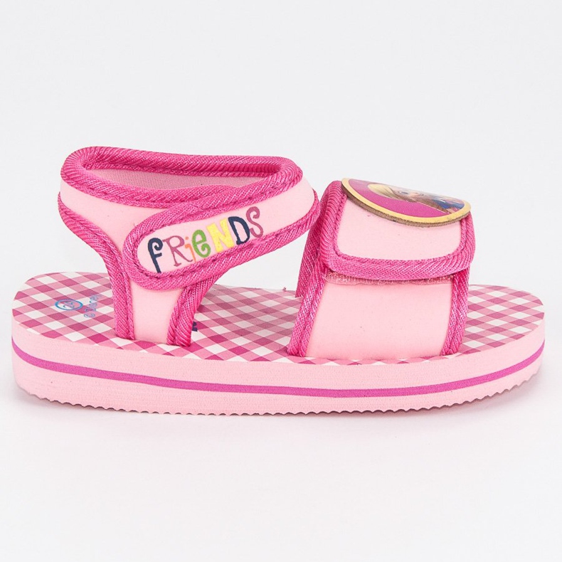 Sandali con rape, capelli d'oro e orsacchiotto rosa