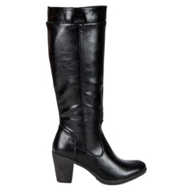 Stivali su un post VINCEZA nero