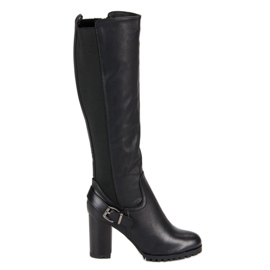 Stivali abbinati sul post nero