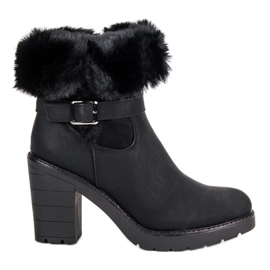 Stivali caldi sul post nero