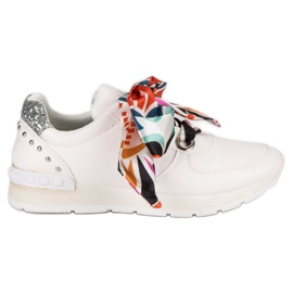 Sneakers allacciate alla moda bianca