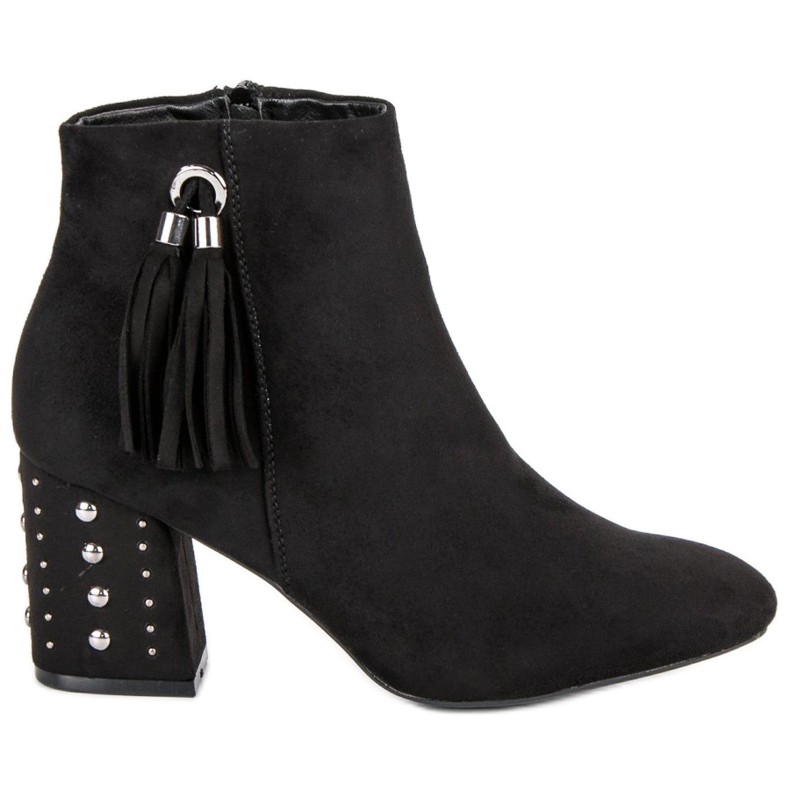 Stivali alla moda sul post nero