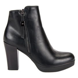 Stivali classici sul post vinceza nero