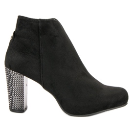 Stivali eleganti su un post nero