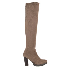 Cm Paris Moschettieri in pelle scamosciata su un pilastro beige