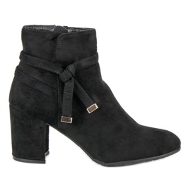 Stivaletti in camoscio nero