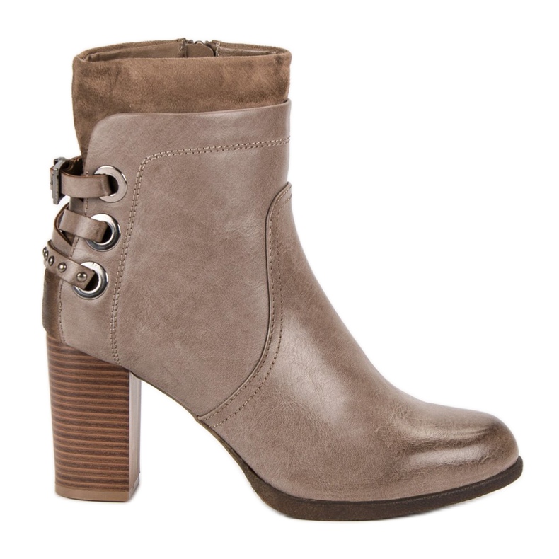 Super Mode Stivali eleganti su un post marrone