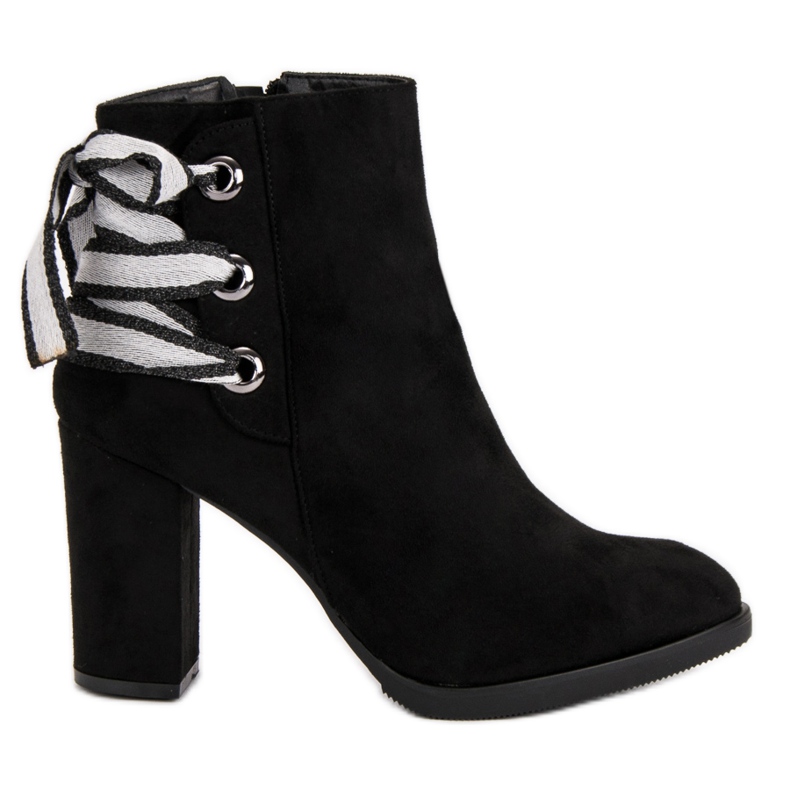 Ideal Shoes Stivali alla moda sul post nero