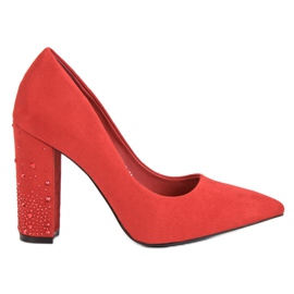 Bestelle Pompe rosse su un pilastro rosso