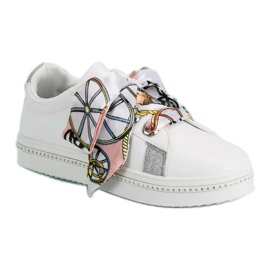 Scarpe sportive legate con un nastro bianca