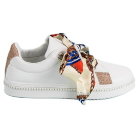 Scarpe sportive legate con un nastro bianco