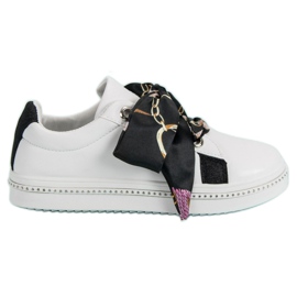 Scarpe sportive legate con un nastro bianco