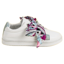 Scarpe sportive legate con un nastro bianca
