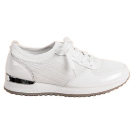 Scarpe sportive con rete bianco
