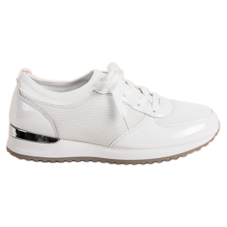 Scarpe sportive con rete bianca