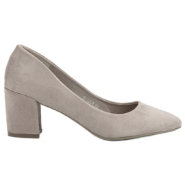Ideal Shoes Pompe grigie su un pilastro grigio