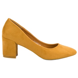 Ideal Shoes Pompe di senape su un bar giallo