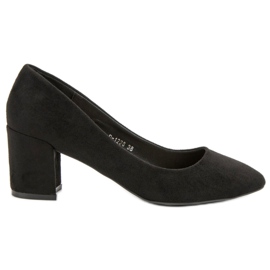 Ideal Shoes Pompe nere su un pilastro nero