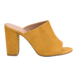 Laura Mode Pantofole in pelle scamosciata su un bar giallo