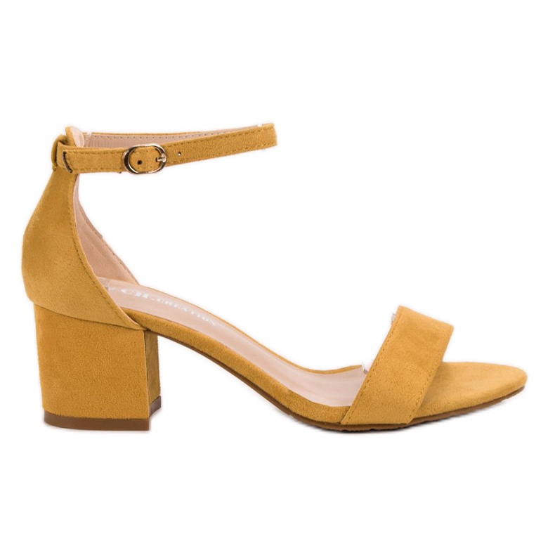 Ch. Creation Sandali classici su un bar giallo