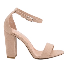 Ch. Creation Sandali beige su un bar