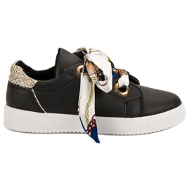 Scarpe sportive legate con un nastro nero