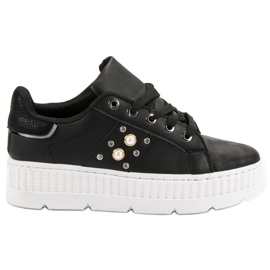 Scarpe nere sulla piattaforma nero