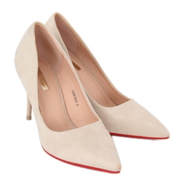 Décolleté su una spilla beige E22369 Beige