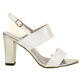 Goodin sandali su un bar bianco