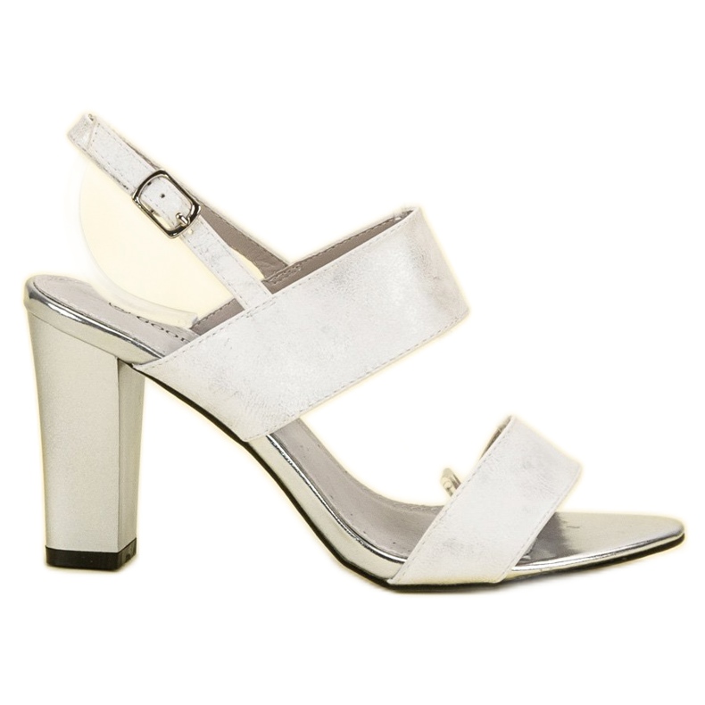 Goodin sandali su un bar bianca