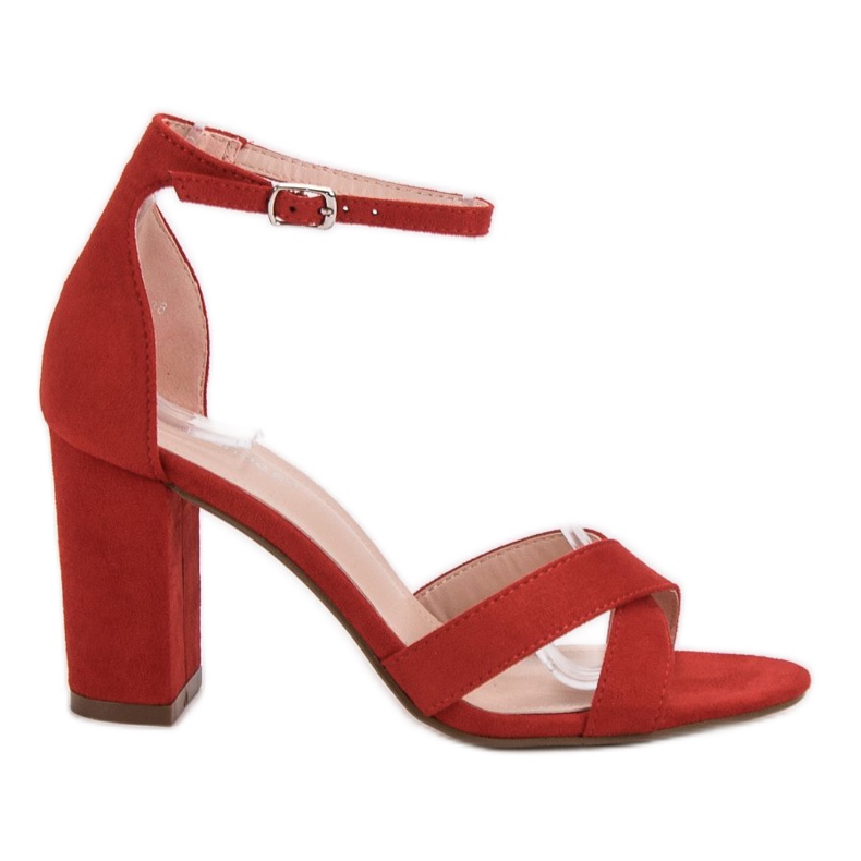 Ideal Shoes sandali su un bar rosso
