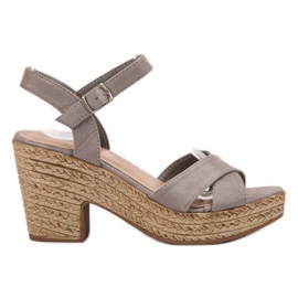 Queentina sandali su un bar grigio