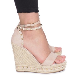 Sandali con zeppa beige con borchie Lov'it