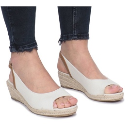Sandali beige su una delicata zeppa Lanez